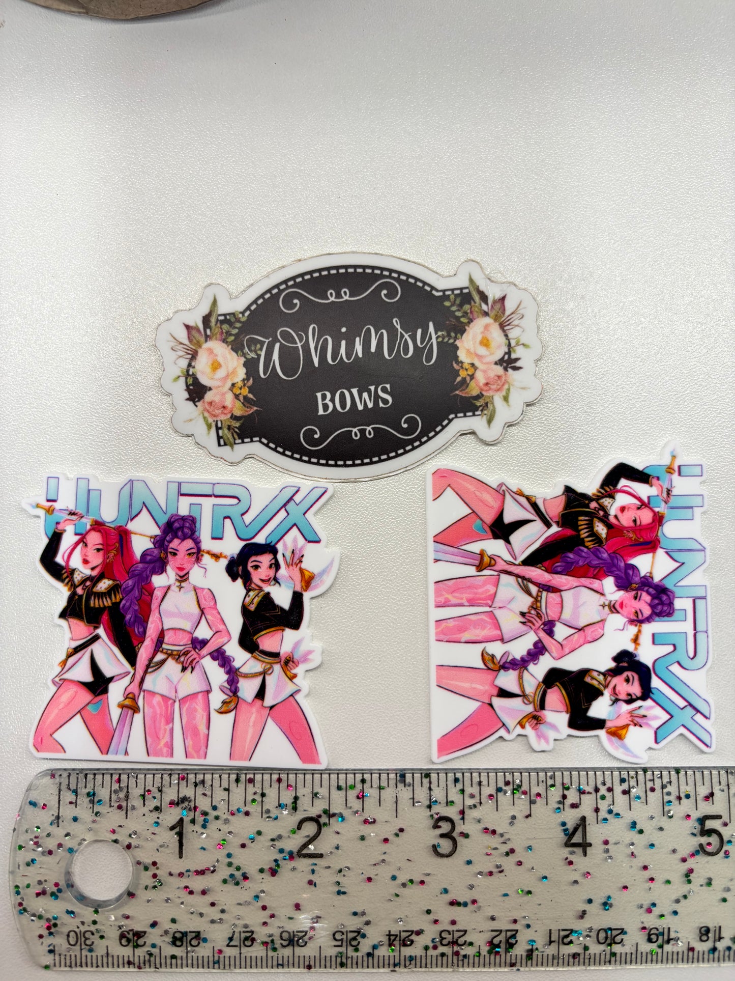 HUNTRX K-POP DEMON HUNTER LARGE RESIN. WHITE