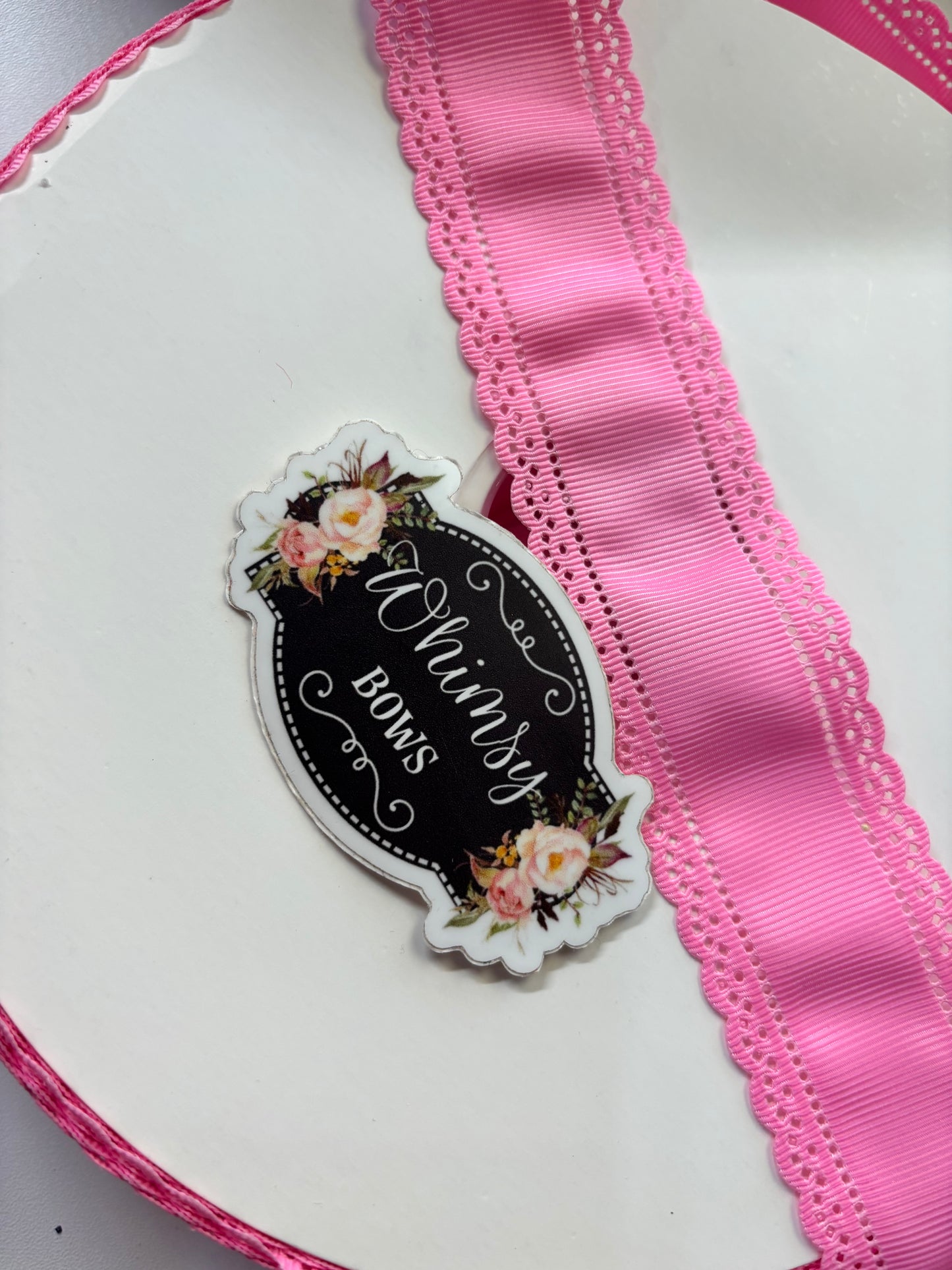 1.5 SCALLOPED  TRIM RIBBON HOT PINK