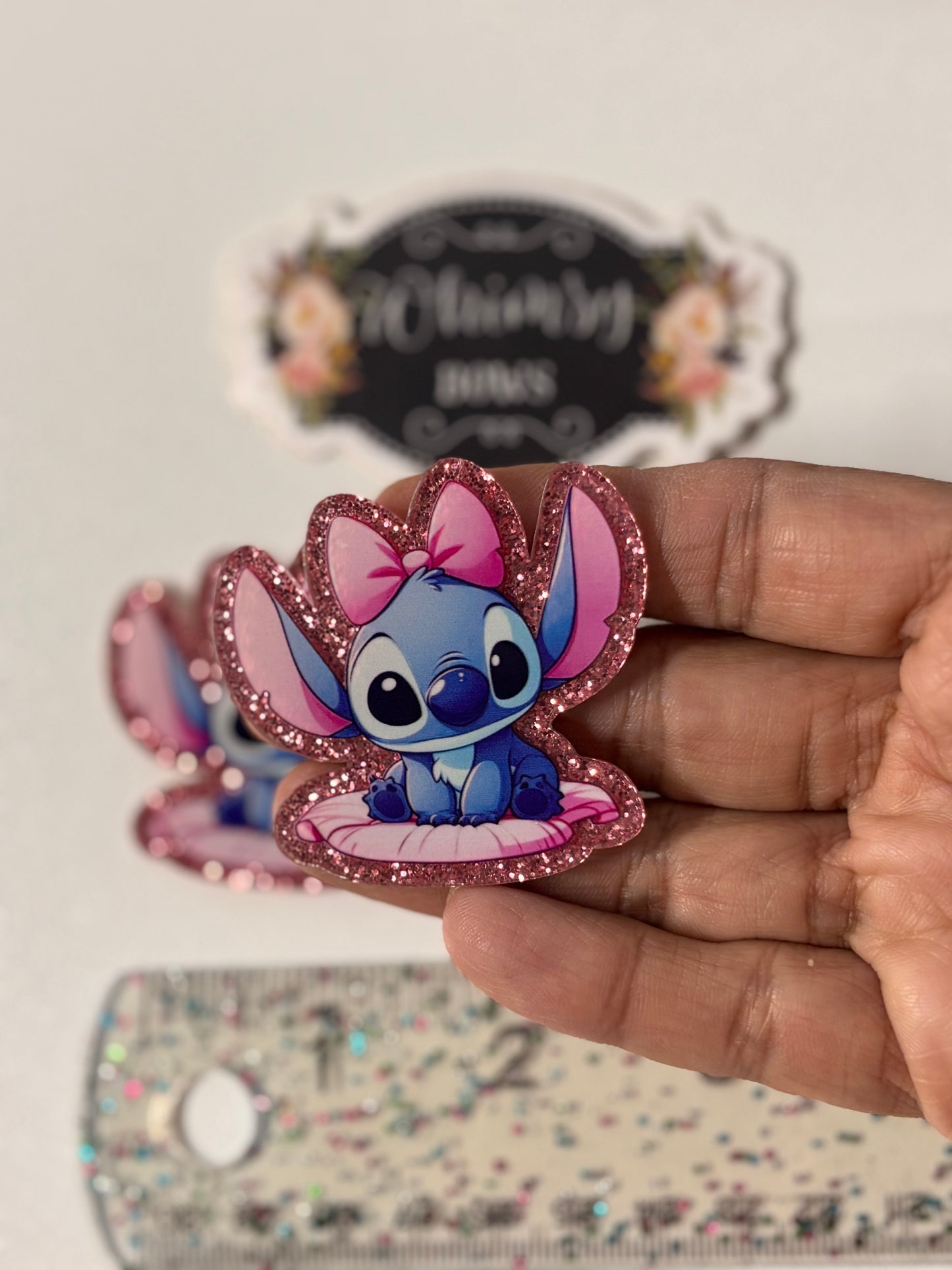 STITCH W BOW SMALL GLITTER Resin